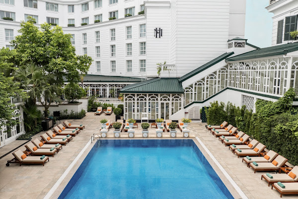 Summit Lounge